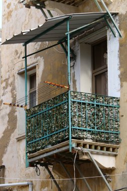 balkon - korkuluklar ile bina alanının üst katlarında hizmet veren. 