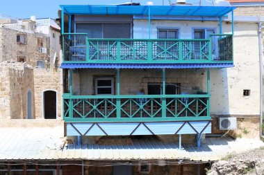 balkon - korkuluklar ile bina alanının üst katlarında hizmet veren. 