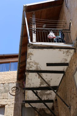 balkon - korkuluklar ile bina alanının üst katlarında hizmet veren. 