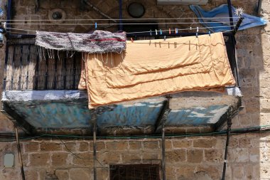 balkon - korkuluklar ile bina alanının üst katlarında hizmet veren. 