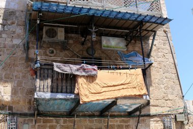 balkon - korkuluklar ile bina alanının üst katlarında hizmet veren. 