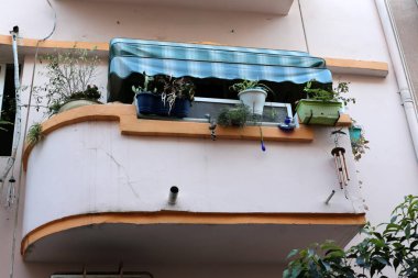 balkon - korkuluklar ile bina alanının üst katlarında hizmet veren. 