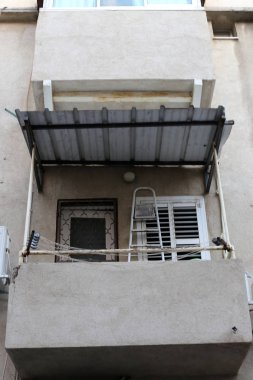 balkon - korkuluklar ile bina alanının üst katlarında hizmet veren. 