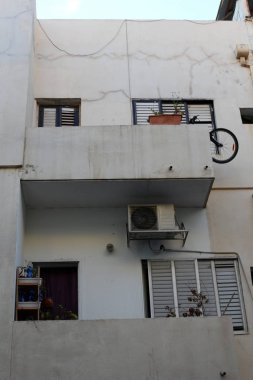 balkon - korkuluklar ile bina alanının üst katlarında hizmet veren. 