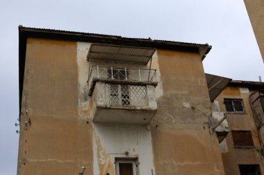 balkon - korkuluklar ile bina alanının üst katlarında hizmet veren. 