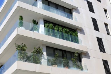 balkon - korkuluklar ile bina alanının üst katlarında hizmet veren. 