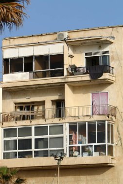 balkon - korkuluklar ile bina alanının üst katlarında hizmet veren. 