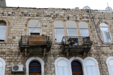 balkon - korkuluklar ile bina alanının üst katlarında hizmet veren. 