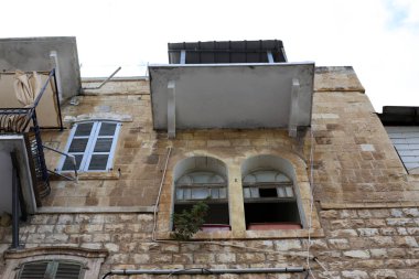 balkon - korkuluklar ile bina alanının üst katlarında hizmet veren. 