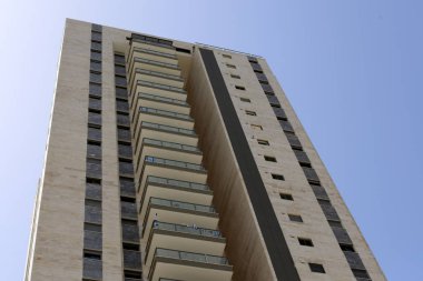 balkon - korkuluklar ile bina alanının üst katlarında hizmet veren. 