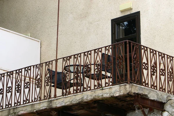 balkon - korkuluklar ile bina alanının üst katlarında hizmet veren. 