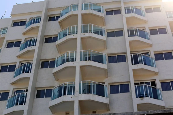 Balkon Korkuluklar Ile Bina Alanının Üst Katlarında Hizmet Veren — Stok fotoğraf
