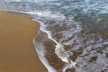 Kuzey İsrail kıyılarında sığ sularda Akdeniz'de deniz suyu rengi 