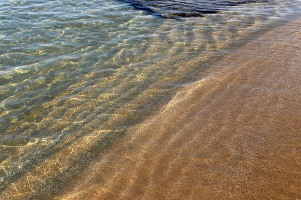 Kuzey Srail Kıyılarında Sığ Sularda Akdeniz Deniz Suyu Rengi — Stok fotoğraf