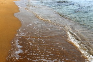 Kuzey İsrail kıyılarında sığ sularda Akdeniz'de deniz suyu rengi 