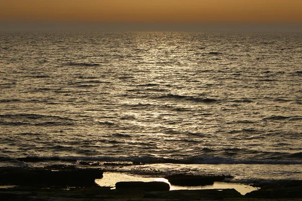 Kuzey Srail Kıyılarında Sığ Sularda Akdeniz Deniz Suyu Rengi — Stok fotoğraf