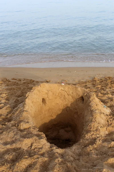 イスラエル北部の地中海の海岸の砂の上の足跡 — ストック写真