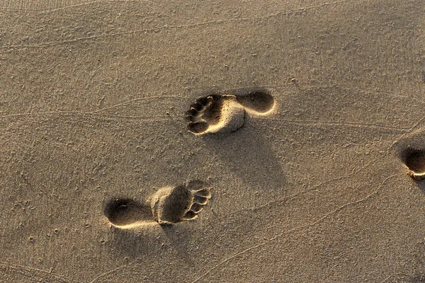 以色列北部地中海沿岸沙滩上的脚印 — 图库照片