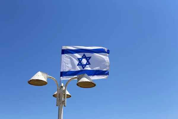 다윗의 파란색과 이스라엘의 국기는 바람에 — 스톡 사진