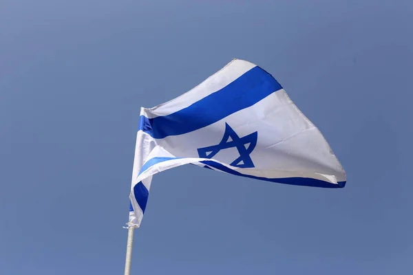 다윗의 파란색과 이스라엘의 국기는 바람에 — 스톡 사진
