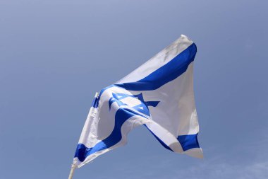 mavi ve beyaz david yıldızı ile İsrail bayrağı rüzgarda gelişir 