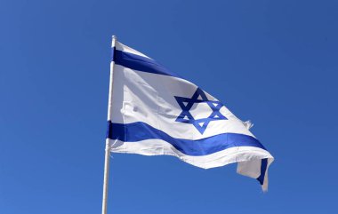 mavi ve beyaz david yıldızı ile İsrail bayrağı rüzgarda gelişir 