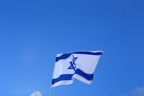 ダビデの星を持つ青と白のイスラエルの旗は風の中で発達する — ストック写真