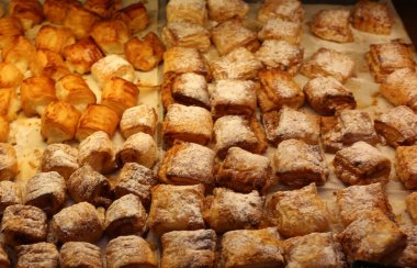 İsrail'de bir dükkanda tezgahta ekmek ve fırın ürünleri 