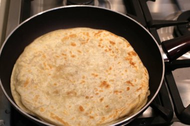 İsrail'de bir dükkanda tezgahta ekmek ve fırın ürünleri 