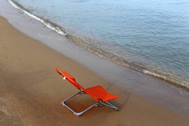 İsrail'in kuzeyinde Akdeniz kıyısında şezlong 