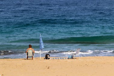 İsrail'in kuzeyinde Akdeniz kıyısında şezlong 