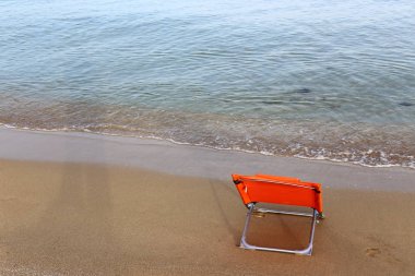 İsrail'in kuzeyinde Akdeniz kıyısında şezlong 