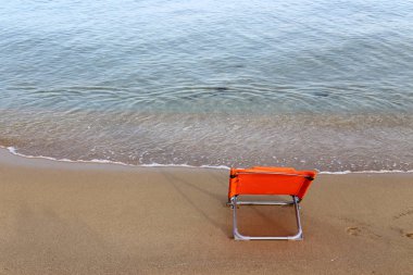 İsrail'in kuzeyinde Akdeniz kıyısında şezlong 