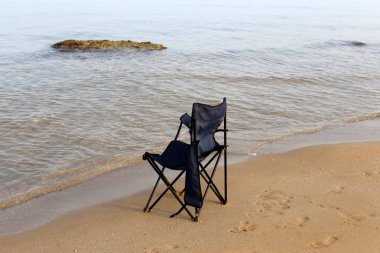 İsrail'in kuzeyinde Akdeniz kıyısında şezlong 