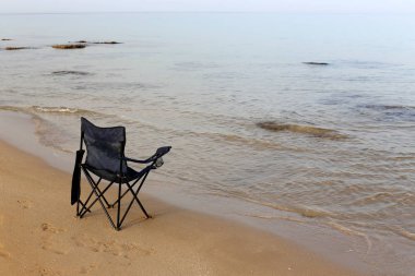 İsrail'in kuzeyinde Akdeniz kıyısında şezlong 
