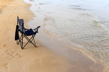 İsrail'in kuzeyinde Akdeniz kıyısında şezlong 