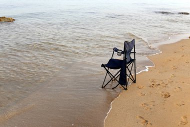 İsrail'in kuzeyinde Akdeniz kıyısında şezlong 