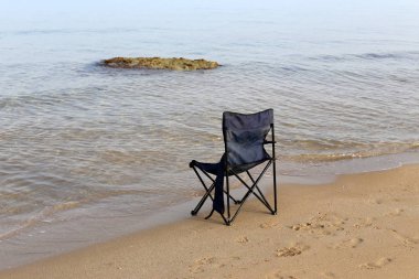 İsrail'in kuzeyinde Akdeniz kıyısında şezlong 