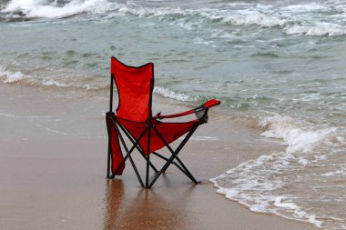 İsrail'in kuzeyinde Akdeniz kıyısında şezlong 