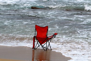 İsrail'in kuzeyinde Akdeniz kıyısında şezlong 