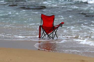 İsrail'in kuzeyinde Akdeniz kıyısında şezlong 