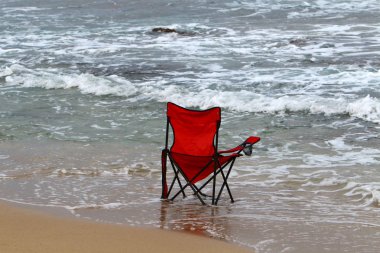 İsrail'in kuzeyinde Akdeniz kıyısında şezlong 