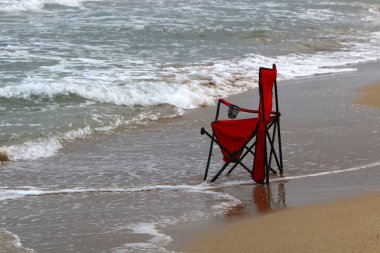 İsrail'in kuzeyinde Akdeniz kıyısında şezlong 