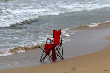 İsrail'in kuzeyinde Akdeniz kıyısında şezlong 