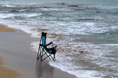 İsrail'in kuzeyinde Akdeniz kıyısında şezlong 