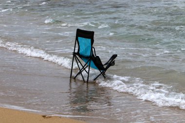 İsrail'in kuzeyinde Akdeniz kıyısında şezlong 