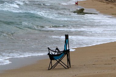 İsrail'in kuzeyinde Akdeniz kıyısında şezlong 