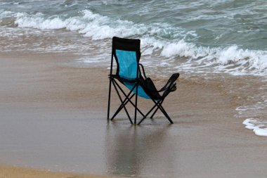 İsrail'in kuzeyinde Akdeniz kıyısında şezlong 