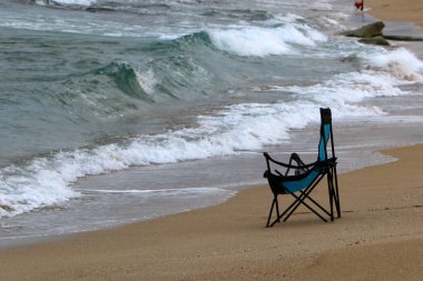 İsrail'in kuzeyinde Akdeniz kıyısında şezlong 