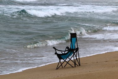 İsrail'in kuzeyinde Akdeniz kıyısında şezlong 